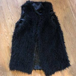 Faux fur black vest with clasp closure